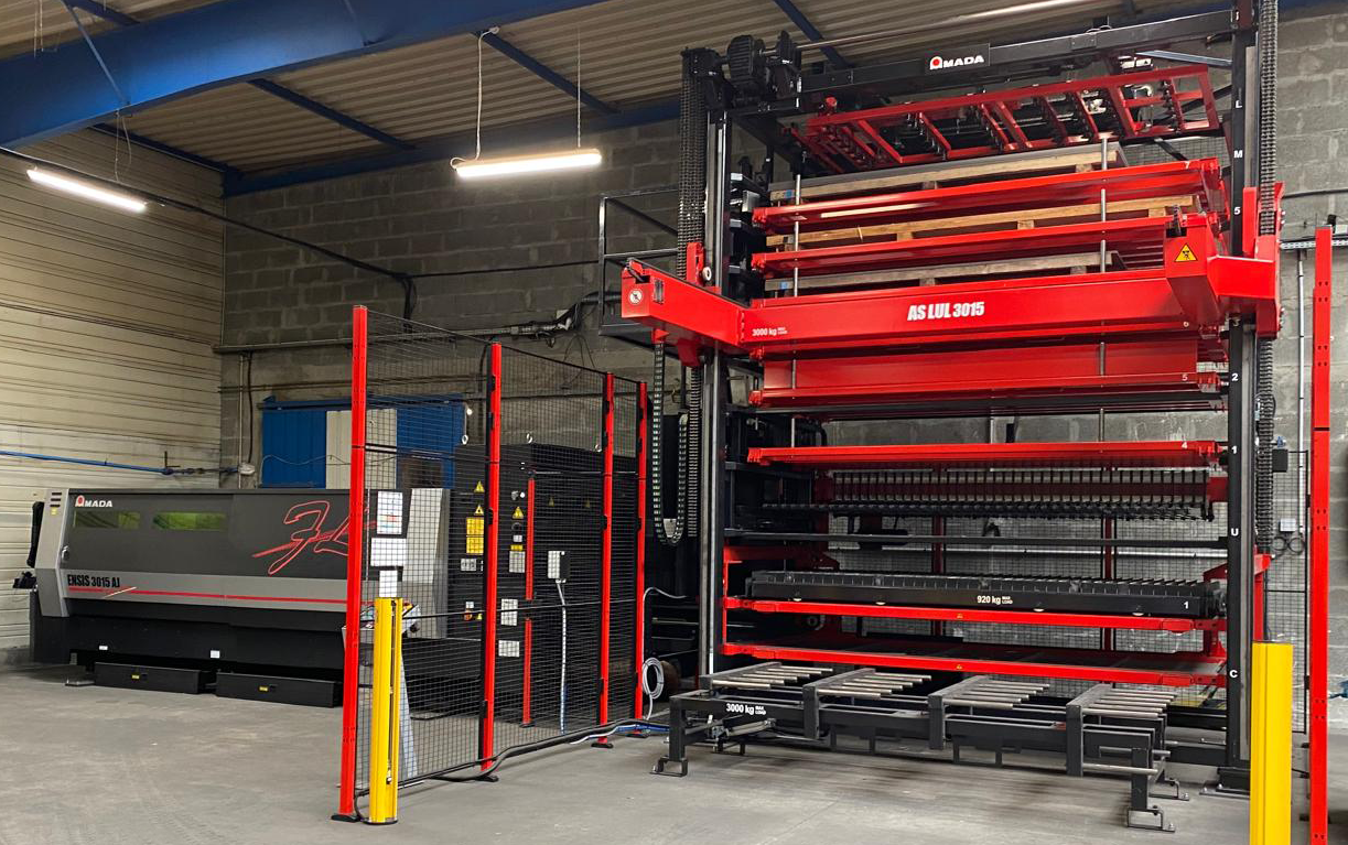 machine-decoupe-laser-fibre-avec-chargeur-efi-laser